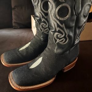 Sold On ebay!!!  In perfect condition Size 9 real stingray.